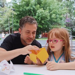 Pai e filha fazendo origami